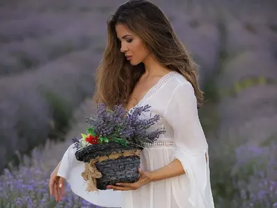 Като самодива! И Райна се запали по селфи с лавандули (ФОТО)