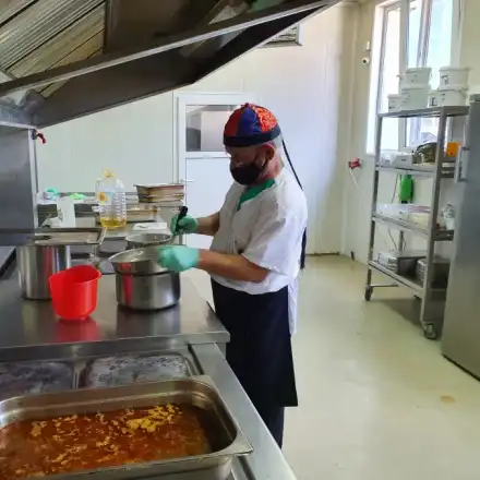 Кой плати да се удари с компромати най-голямата кетъринг фирма в България?