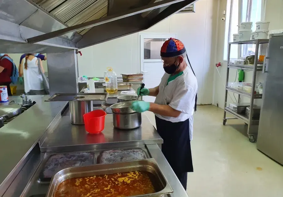 Кой плати да се удари с компромати най-голямата кетъринг фирма в България?