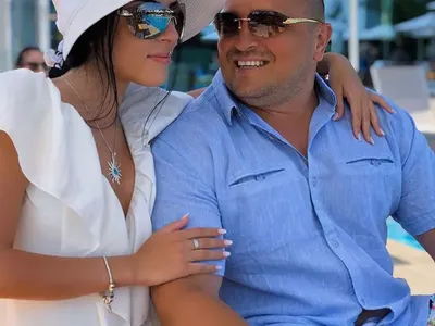 Куката се плацика в басейн