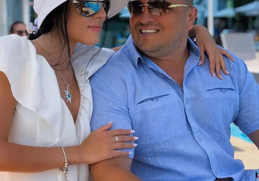 Куката се плацика в басейн