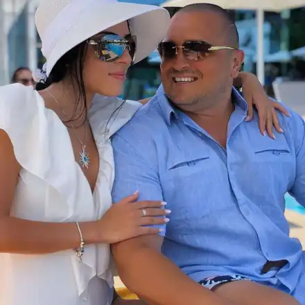 Куката се плацика в басейн