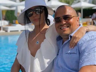 Куката се плацика в басейн