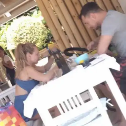 Лора Караджова заведе бебето на море (Снимка)