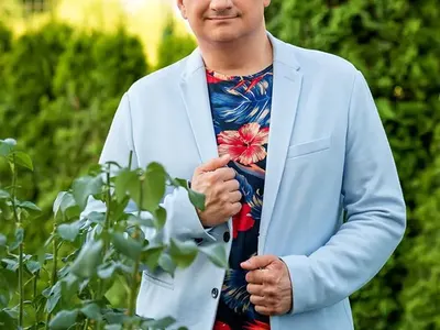 Лорд Евгени Минчев отсече: Криминален роман за роклята на Деси Слава, бяло, бяло и тук там розово при Миро и още + СНИМКИ