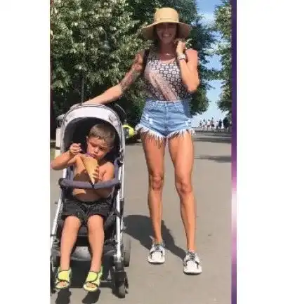 Майки скочиха на Черната Златка: Как може да возиш 4-годишно дете в бебешка количка?