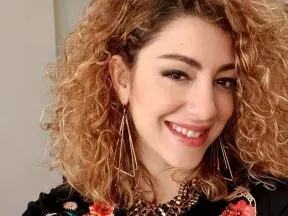 Нора Караиванова още пази пъпа на бебето си (Певицата не е решила къде да го хвърли)