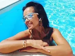 Отварачката рекламира хотел по дупе (Брутално фото)