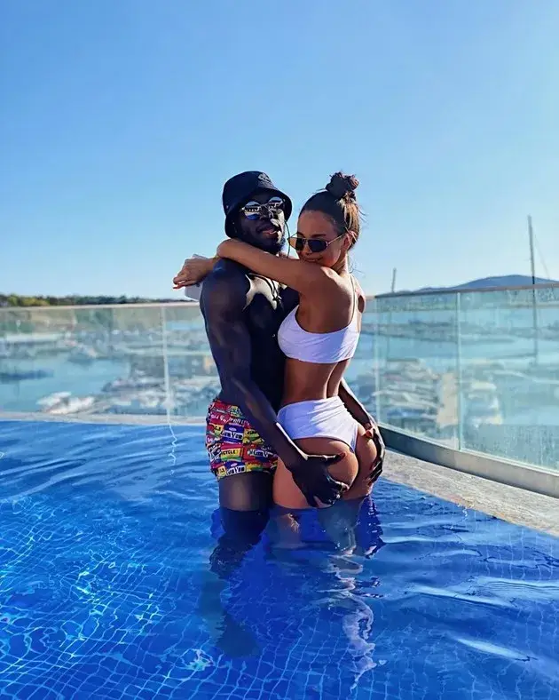 Палавата Габи към Али Соу: Хвани това дупе! (Снимки)