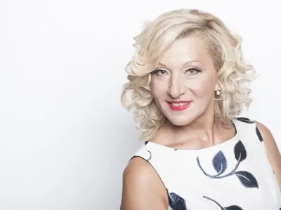 Певица на Лили Иванова изгоря със самолетни билети! Не може да се върне у нас