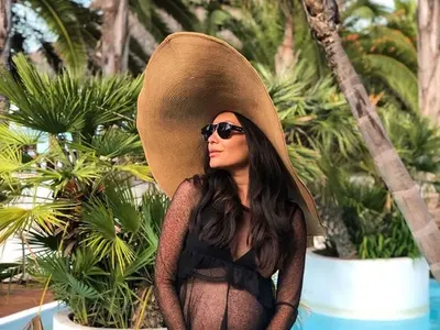 Плейбойка чака първо дете: Бельото ми е с размер на плажен чадър, а стомахът ми - бездънна яма!