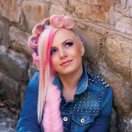 Поли Генова заряза едногодишния си син на промоцията на албума си