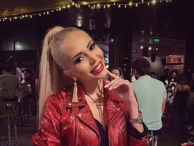 ПРЕБИХА плеймейтката Жанета Осипова! Миската цялата насинена от фризьорката си (Вижте защо)