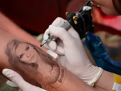 Преслава лъсна на татуси в два варианта -  преди да стане клонинг на Галена и сега (Снимки)