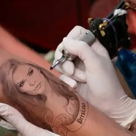 Преслава лъсна на татуси в два варианта -  преди да стане клонинг на Галена и сега (Снимки)