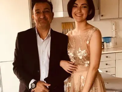 Щерката на Зуека се издържа като сервитьорка в Лондон