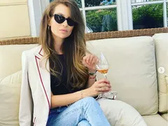 Станкулова пие шампанско за 100 лева