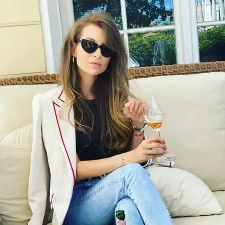 Станкулова пие шампанско за 100 лева