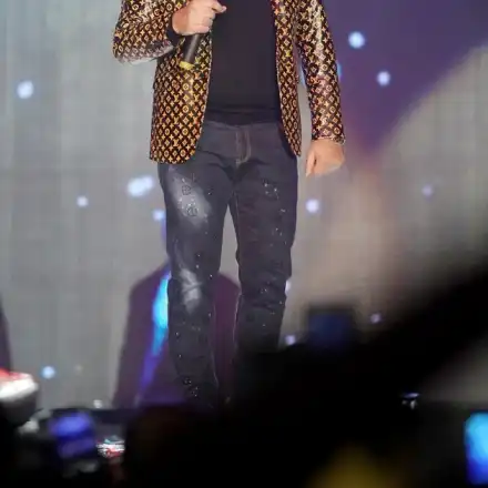 Страх да не пипне COVID-19 изпитва Тони Стораро. Човекът глас е силно притеснен от вируса, който поваля дори и млади хора, научи HotArena.