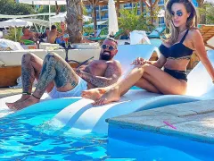 Тайните младоженци  Благо и Златка на евтино море с  бабка