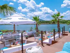THEATRO BEACH в Царево с уникална услуга за клиентите си! Насладете се на релакс, плаж и луксозен транспорт