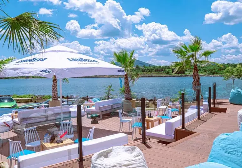 THEATRO BEACH в Царево с уникална услуга за клиентите си! Насладете се на релакс, плаж и луксозен транспорт
