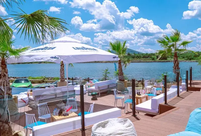 THEATRO BEACH в Царево с уникална услуга за клиентите си! Насладете се на релакс, плаж и луксозен транспорт