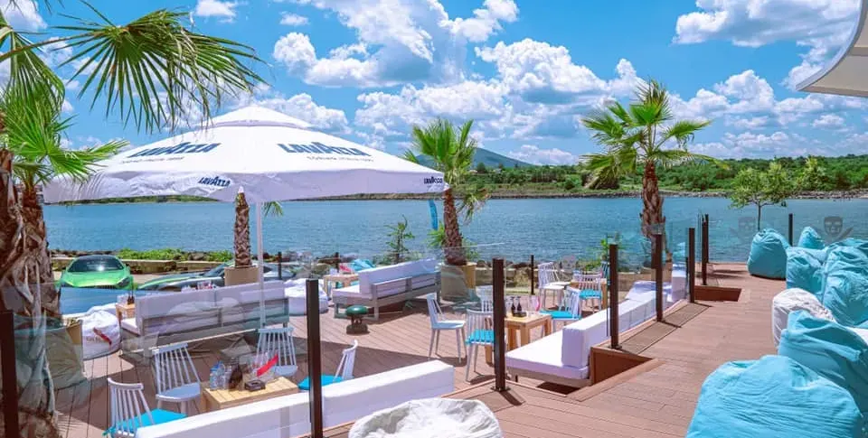 THEATRO BEACH в Царево с уникална услуга за клиентите си! Насладете се на релакс, плаж и луксозен транспорт