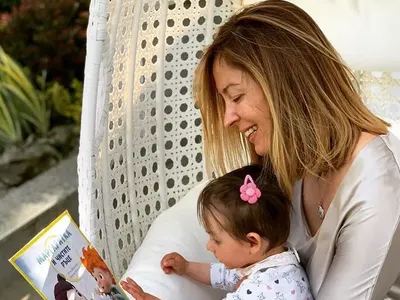 Вики от „Мастило” учи бебето си да чете