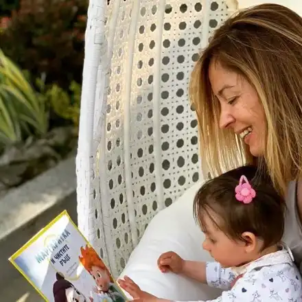 Вики от „Мастило” учи бебето си да чете