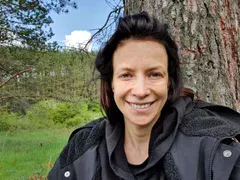 Яна Маринова за трудните години на детството:  Нямах даже две стотинки за мекица!