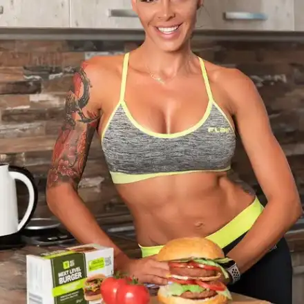 Златка Димитрова набива изкуствено месо