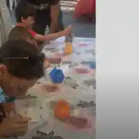 Златка Димитрова рисува по глинени фигури