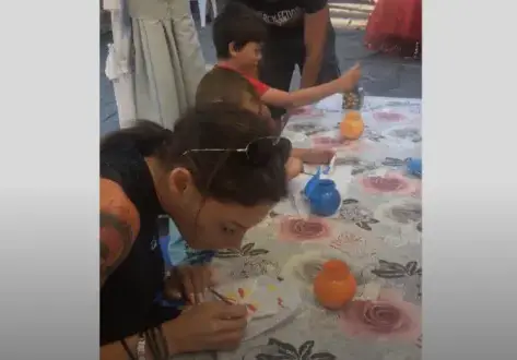 Златка Димитрова рисува по глинени фигури