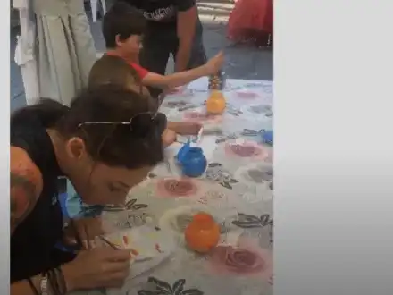 Златка Димитрова рисува по глинени фигури