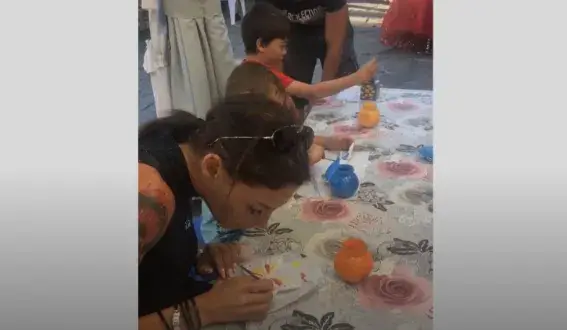 Златка Димитрова рисува по глинени фигури