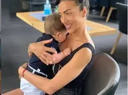 Златките пръскат пачки в пандемията: Черната купува играчки за 2 бона, Русата се стяга за първо море (Снимки)