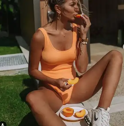 Алекс Петканова се чекне по прасковки (Фото)