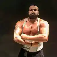 Азис се има за Бог