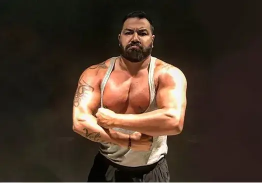 Азис се има за Бог