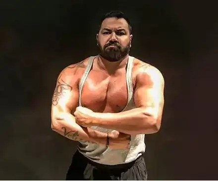 Азис се има за Бог