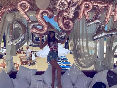 Бившият на Дебора пръсна 10 бона за рождения ден на Дениз на 100-те манекенки (Уникални снимки)