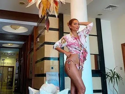 Бони се опъва на макс в джакузи