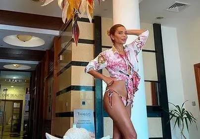 Бони се опъва на макс в джакузи