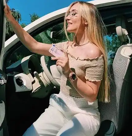 Дара Екимова навърши пълнолетие, стана шофьорка и пусна летен хит
