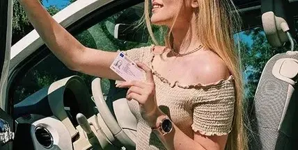Дара Екимова навърши пълнолетие, стана шофьорка и пусна летен хит