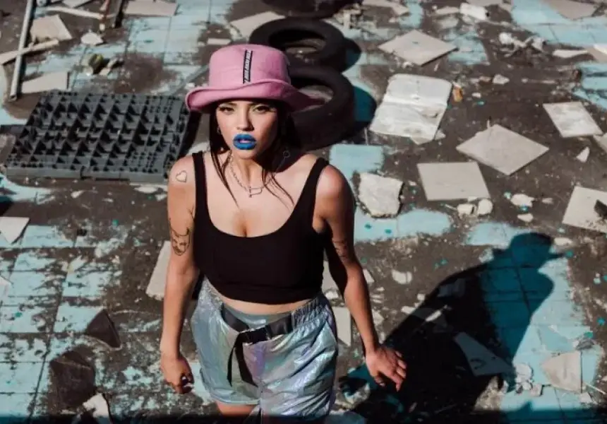 Дара предлага парична награда за изгубения си телефон! Феновете гадаят какви снимки има в него