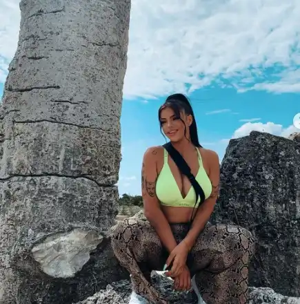 Дара събра очите на Наско Колев с деколте