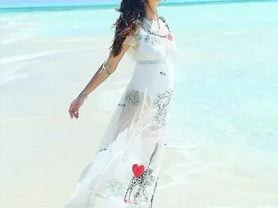 Диляна Попова дере хилядарки от Николета и Алисия, докато лежи на плажа