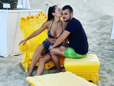 Джена и малкия Канар отдъхват на златни столове